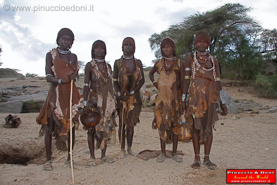 Ethiopia - 803 - Donne Hamer incontrate al fiume.jpg